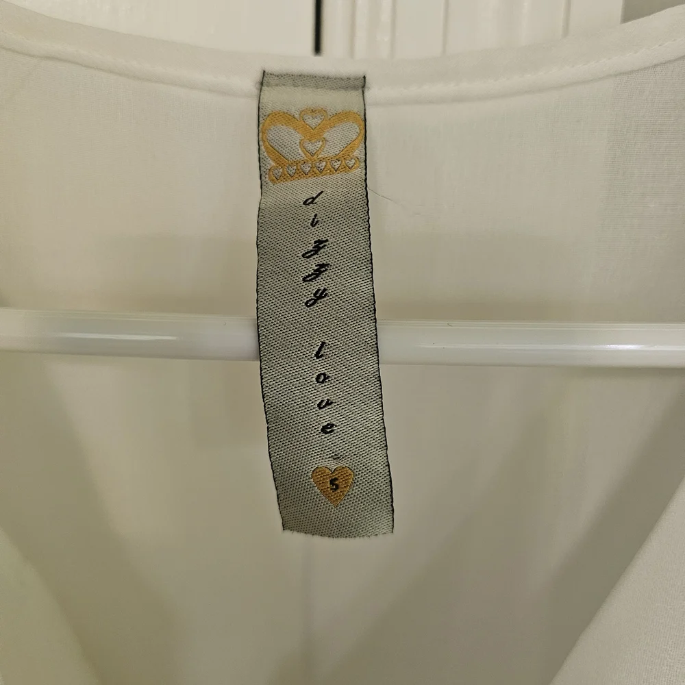 Elegant White Women's Top - Picture 4 of 4